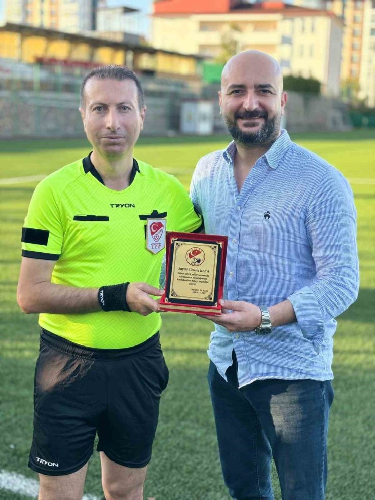 Elazığ futbolunda jübile yapan iki hakeme plaket takdimi