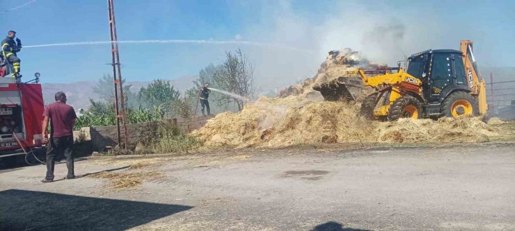 Saman balyalarının bulunduğu alanda çıkan yangın itfaiye tarafından söndürüldü