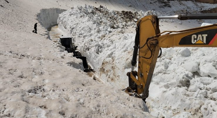 Haziran ayında 8 metreyi bulan karda yol açma çalışması