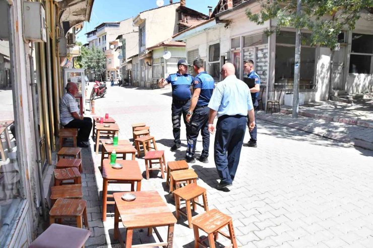 Emet Belediye zabıtasından kaldırım işgaline yönelik denetim