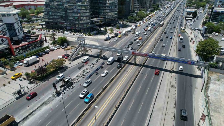 Yenileme çalışması yapılan Yenibosna Metrobüs Yaya Geçidi havadan görüntülendi