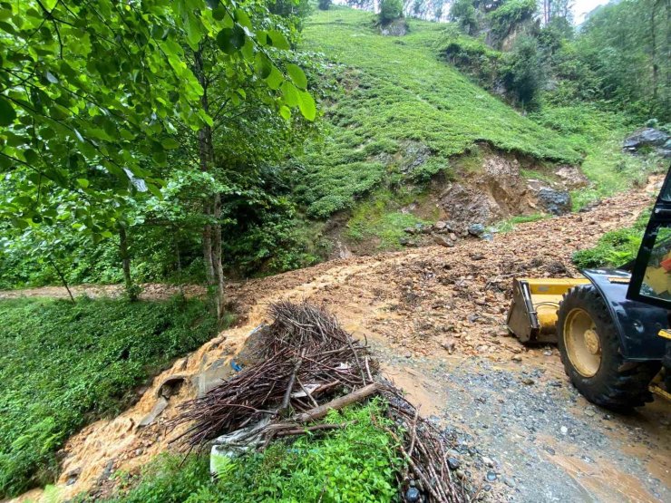 Rize’de şiddetli yağışta heyelanlar meydana geldi