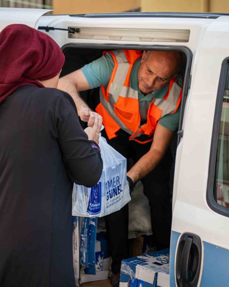 Kuşadası Belediyesi’nden çocuklara 143 bin 100 litre süt desteği