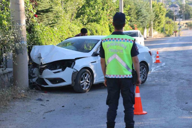 Elazığ’da otomobil beton direğe çarptı: 2 yaralı