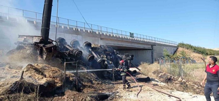 Şanlıurfa’da devrilen saman yüklü tır alev alev yandı