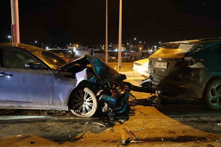 Antakya’da 2 otomobilin çarpıştığı kazada 1 kişi yaralandı