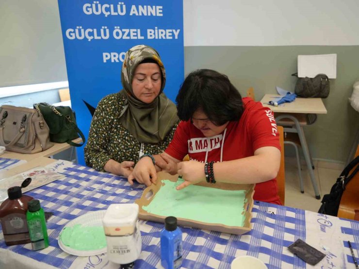 Özel birey anneleri hem meslek öğreniyor hem de çocuklarıyla hoşça vakit geçiriyor