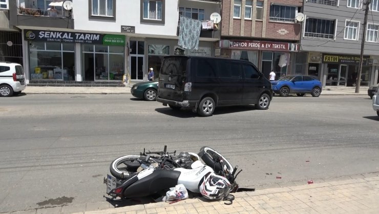 Önündeki minibüse çarpan motosiklet sürücüsü yaralandı