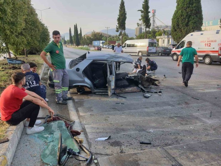 Freni patlayan otomobil paramparça olup yola saçıldı: 5 yaralı