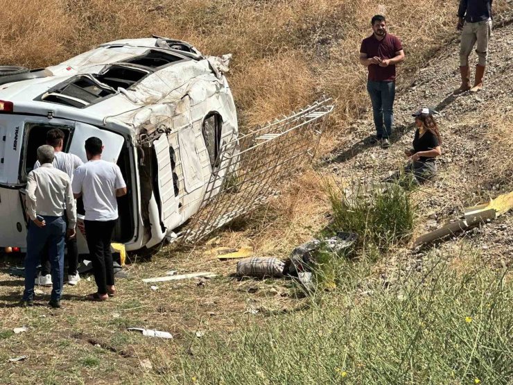 Diyarbakır’da 20 kişinin yaralandığı kaza güvenlik kamerasına yansıdı