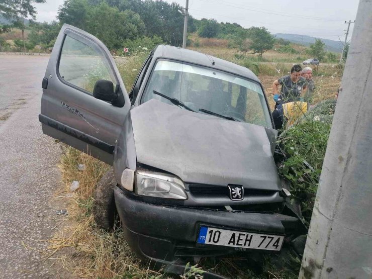 Manyas’ta elektrik direğine çarpan sürücü yaralandı