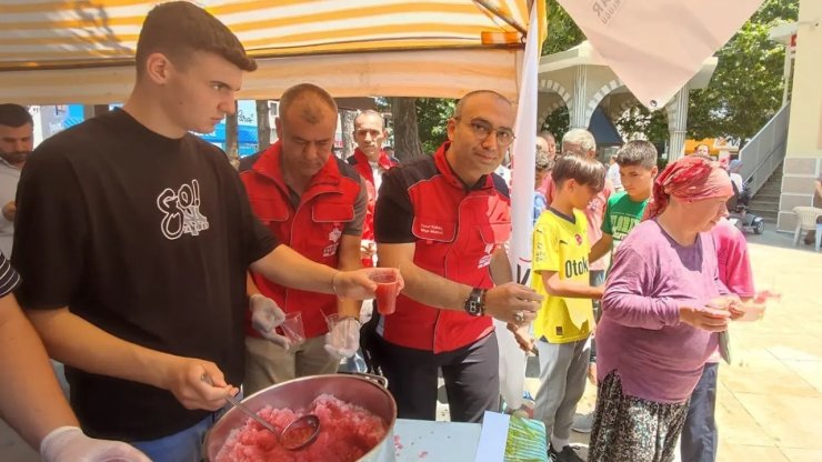 Sıcaktan bunalanlar kar helvası ve bal şerbetiyle serinledi