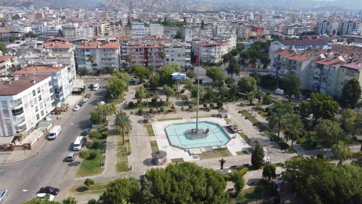 Nazilli Belediyesi, Cumhuriyet Parkı’nı temizledi