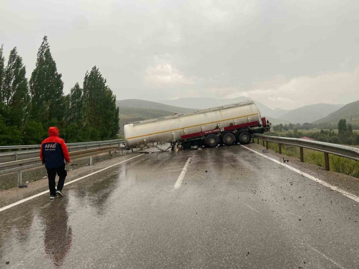 Dorsesi ayrılan tanker bariyerlere çarptı