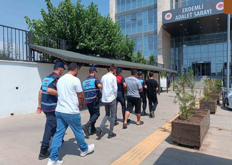 Mersin’de göçmen kaçakçılarına yönelik operasyon: 5 gözaltı