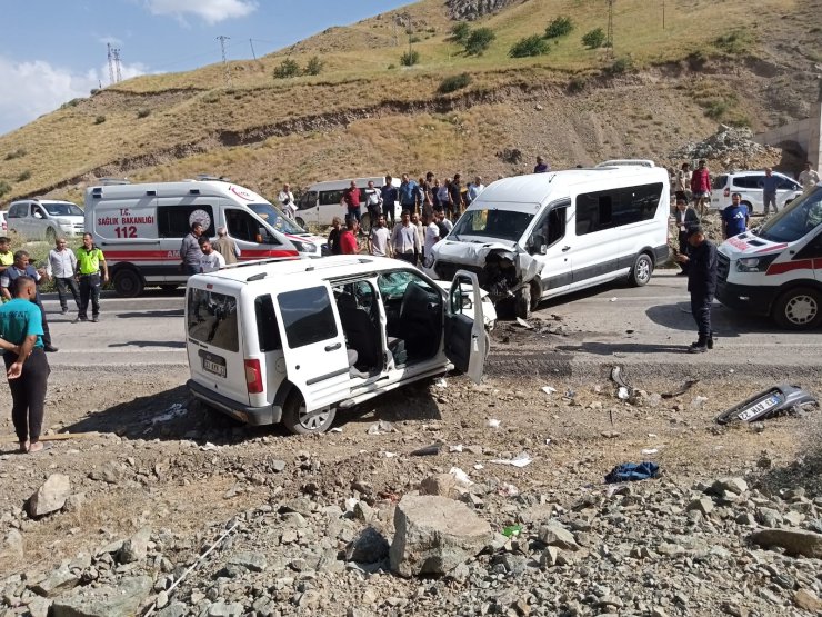 Yüksekova’da yolcu minibüsü ile hafif ticari araç kafa kafaya çarpıştı: 2’si ağır 7 yaralı