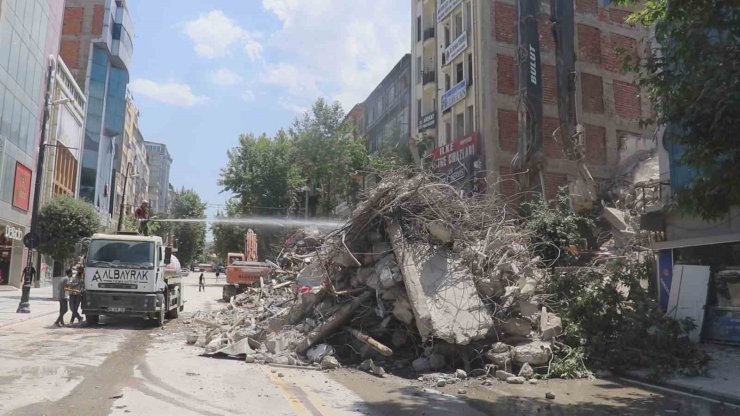 Malatya’da Kışla caddesinde yıkımına başlanıldı