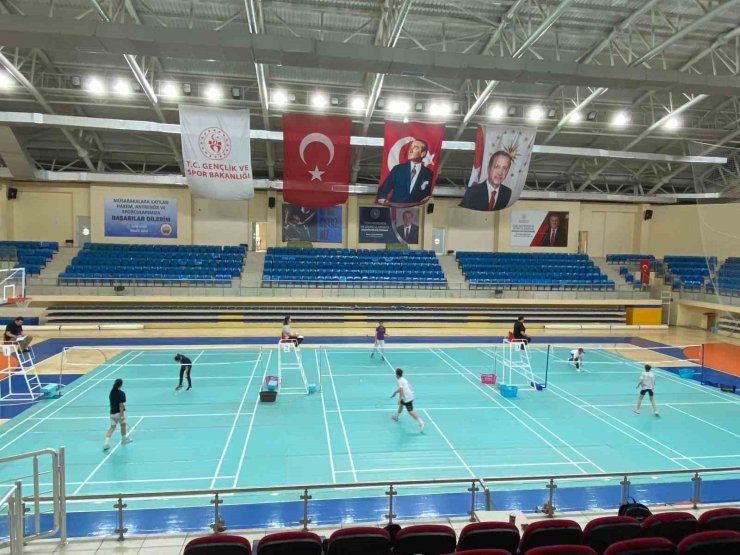 Badminton müsabakaları katılımcılar arasında dostane rekabetle oynandı