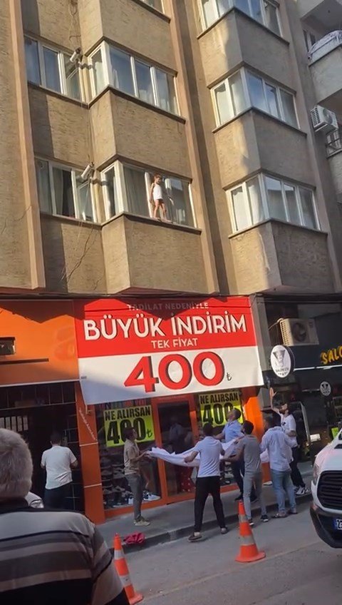 Elazığ’da korku dolu anlar: Küçük çocuk cama çıkınca vatandaşlar aşağıda çarşaf açtı