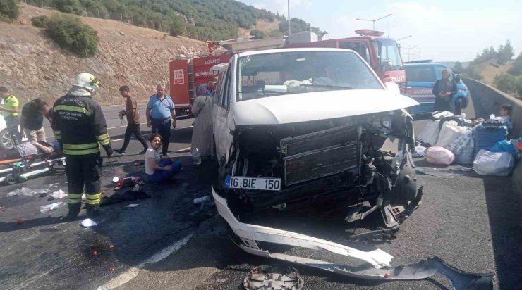 Lastiği patlayan minibüs kaza yaptı: 1 ölü, 8 yaralı