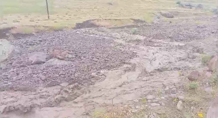 Iğdır’ın yüksek kesimlerinde sağanak yağış ve dolu sele neden oldu