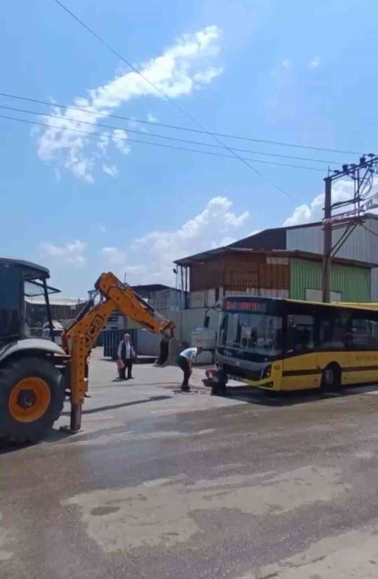 Kazı çalışması yapılan yerden geçmeye çalışan otobüs asılı kaldı