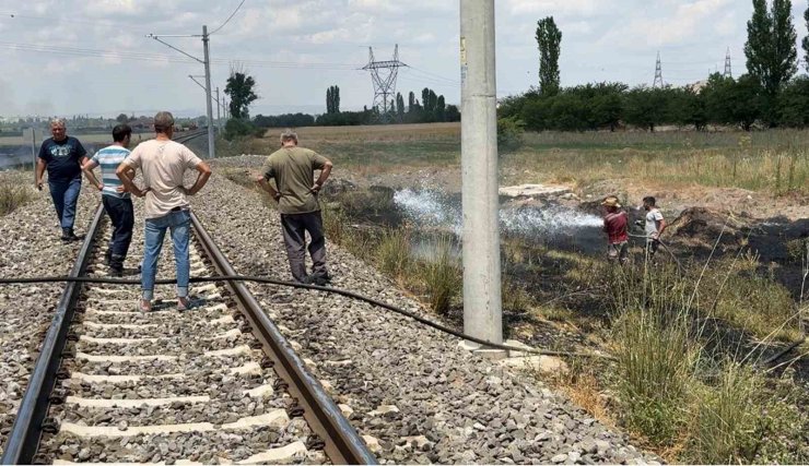 Kütahya’da demir yolu hattında anız yangını