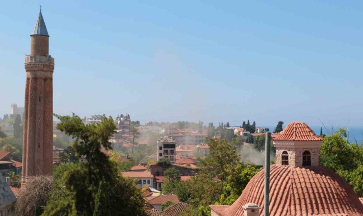 Kaleiçi’nde yoğun duman itfaiyeyi alarma geçirdi