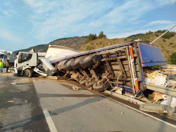 Bilecik’te karton ambalaj yüklü tır devrildi: 1 kişi yaralandı