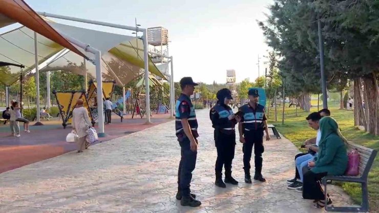 Gaziantep’te Jandarma yaya devriyesi görev başında