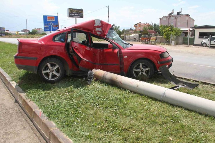 Konya’da otomobil aydınlatma direğine çarptı: 2 yaralı