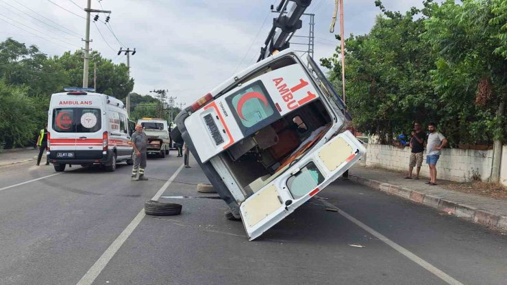 Hatay’da ambulans devrildi: 2 sağlık çalışanı yaralandı