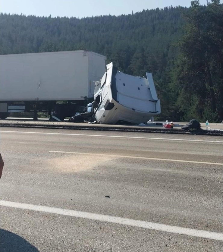 Ankara’da bir otomobil ile iki tırın karıştığı zincirleme kaza: 2 yaralı