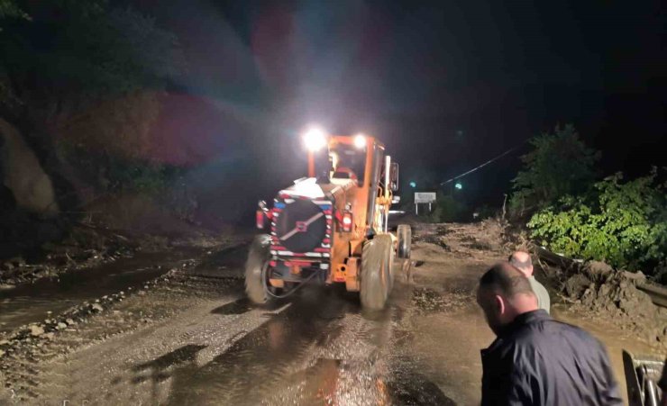 Giresun’da heyelan nedeniyle ulaşıma kapanan yolu açma çalışmaları başlatıldı