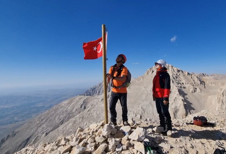 Kırşehir’de dağcılar, 3 bin 560 metrelik Eznevit Zirvesi’ne tırmandı