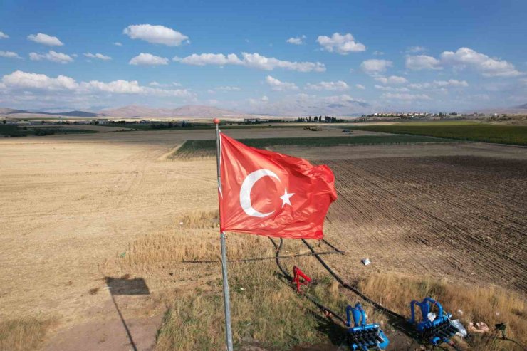 Tomarza’da ekmeklik buğday hasadı tüm hızıyla sürüyor