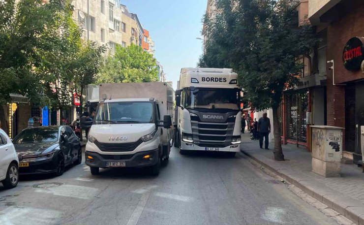 İkinci şeride park edilen kamyonet trafiği kilitledi