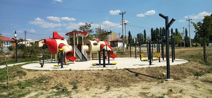 Hisarcık’ta çocuk oyun parklarının beton ve toprak zemini tehlike saçıyor