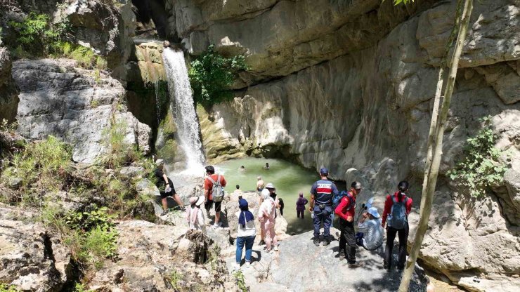 Kahramanmaraş’ta doğaseverler Galgamaç Şelalesi’nde buluştu