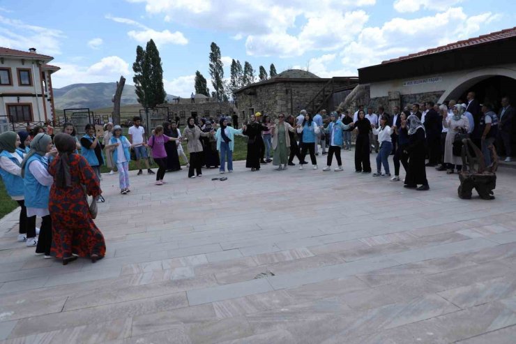 Kenan Yavuz Etnografya Müzesinde türkü dolu saatler