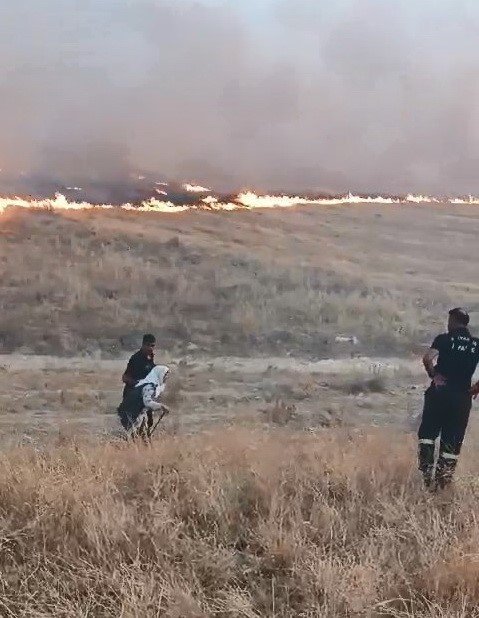 Alevlerin arasında kalan yaşlı kadını itfaiye ekipleri kurtardı