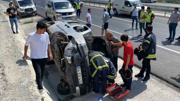 Hafif ticari araç yan yattı: 2 yaralı