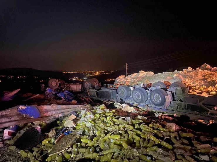 Mersin’de tır devrildi: 1 ölü