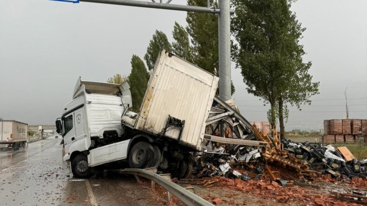 Makaslayan tırın dorsesi hurdaya döndü: Sürücü yara almadan kurtuldu