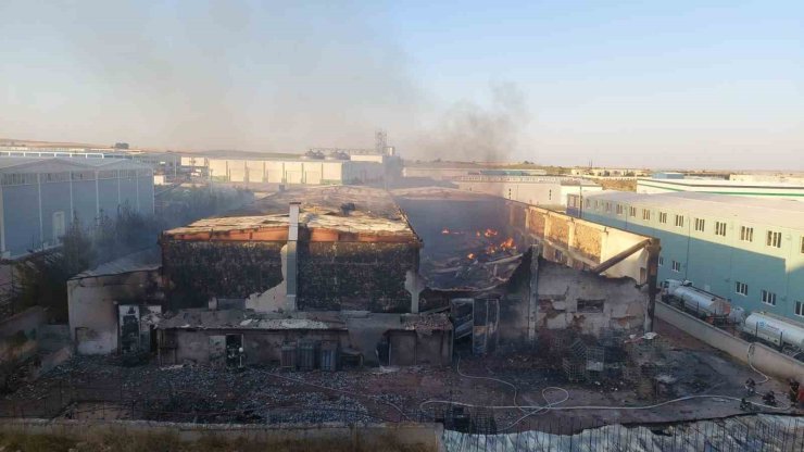 Hayrabolu OSB’deki yangında patlamaların yaşandığı kimya fabrikası çöktü