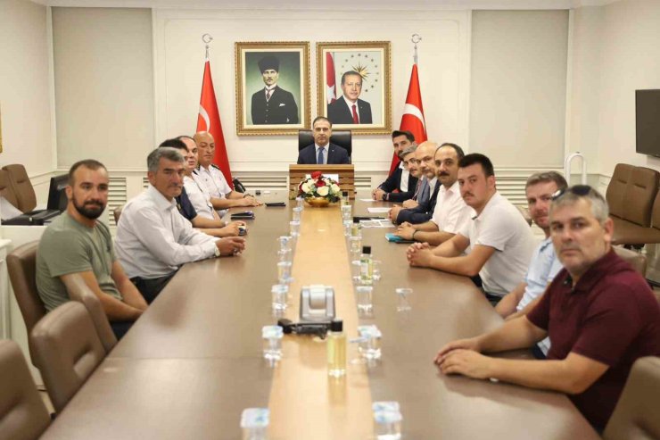 Doğalgaz için yolu trafiğe kapatan köyüler vali ile görüştü