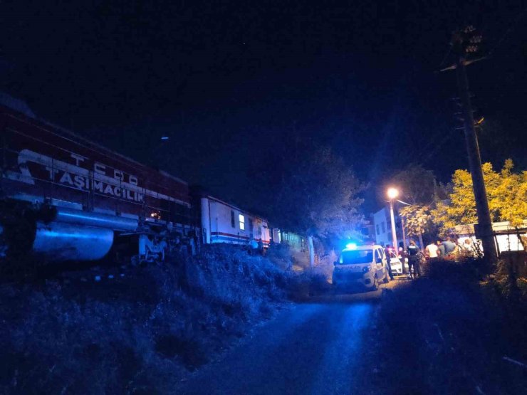 Manisa’da yolcu treninin çarptığı 2 kişi yaralandı