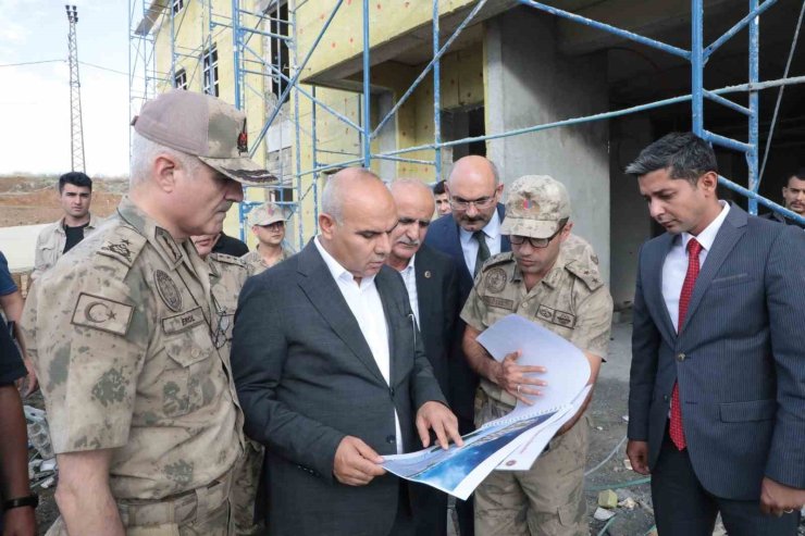 Ağrı Valisi Koç, Hamur’da inşaatları denetledi