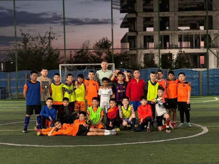 Yürüme zorluğu çekerken şimdi okul futbol takımına seçildi