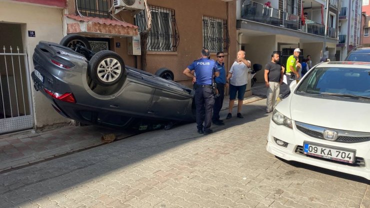 Park halindeki araca çarpan otomobil ters döndü: 1 yaralı